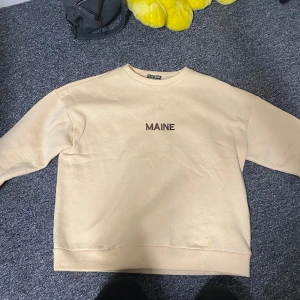 Fleece Sweatshirt  - Säljer denna otroligt varma fleece sweatern. Nästintill oanvänd och är därmed i väldigt gott skick. Tröjan har stl XS men den är väldigt oversozed och skulle passa en L oxå 🩷  Köparen står för ev.  