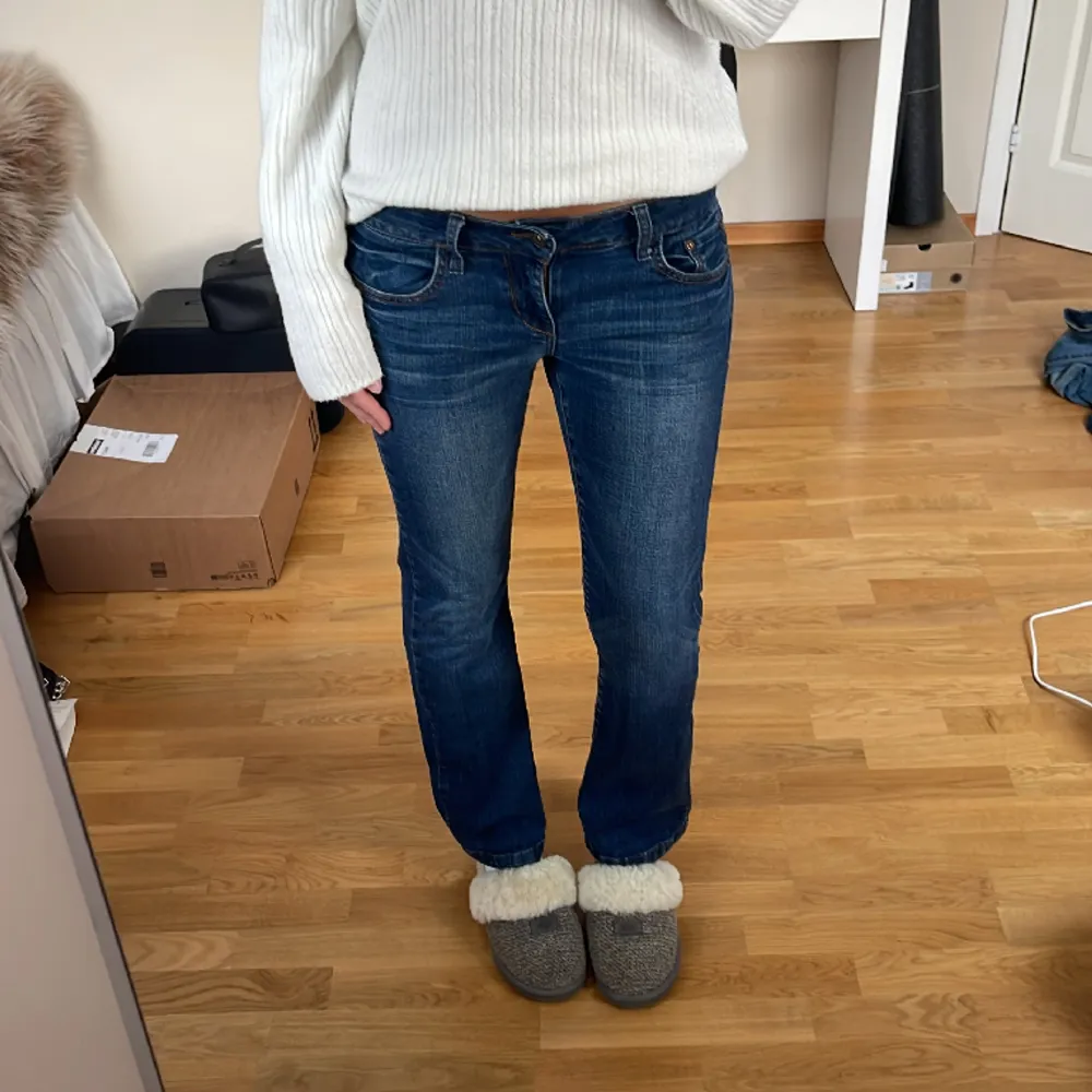 Så snygga jeans från Reese som tyvärr inte passar mig💕Jättebra skick! Midjemått:72cm (även stretchiga) innerben: 76cm. (Pris går att diskutera). Jeans & Byxor.