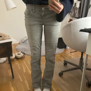 Ltb jeans - Snygga lågmidjade jeans som är insydda i midjan så de passar mig som brukar ha 24 eller 26 i jeans! Jag är 170🥰