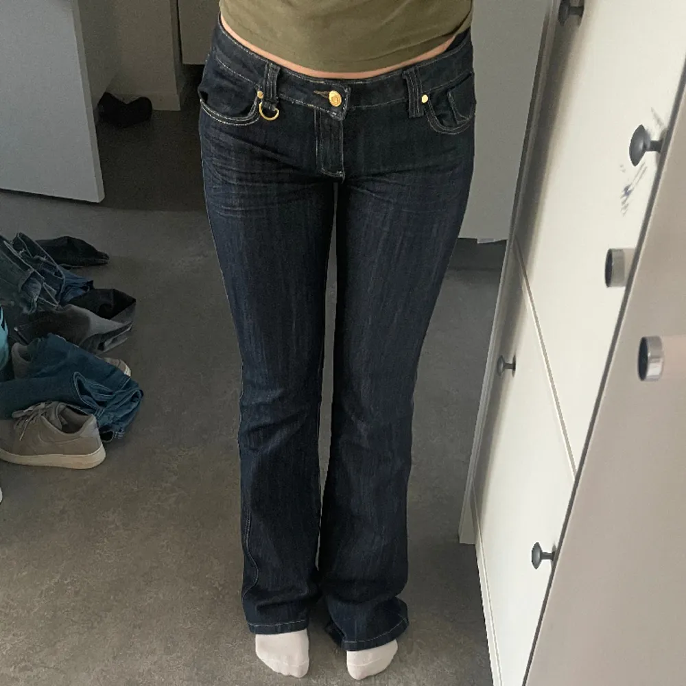 Superunika lowwaist jeans.  Storlek står ej på men skulle säga 36. Midjemått: 78cm Innerbenslängd: 80cm . Jeans & Byxor.