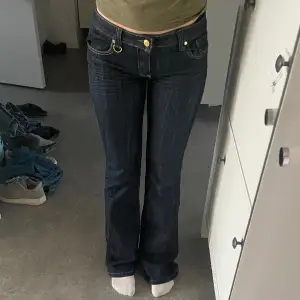 Superunika lowwaist jeans.  Storlek står ej på men skulle säga 36. Midjemått: 78cm Innerbenslängd: 80cm 