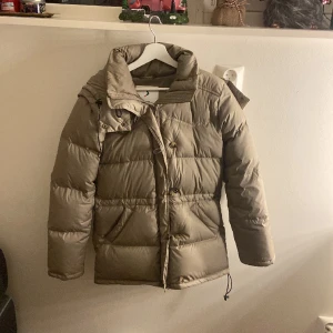Boomerang jacka - Säljer nu en väldigt fin och sparsam är använd boomerang jacka i beige, inga difekter eller sådant och kommer från ett rökfritt hem.