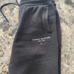 Tommy Hilfiger Mjukisbyxor - Snygga unisex mjukisbyxor i gott skick från Tommy Hilfigers exklusiva sortiment. Ordinariepriset ligger på ca 1200kr och digitalt kvitto finns. Bilderna på just denna annons blir dåliga för någon anledning, tydligare bilder kan visas via chatten istället.