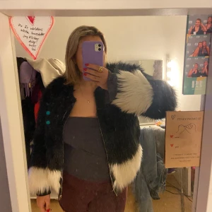 Zara pälsjacka🩷 - Hej! Säljer denna trendiga pälsjackan från Zara köpt den här på plick för 2 veckor sedan🩷inga fel förutom den va för liten på mig passar en S-M! 