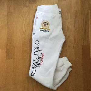 Vita Royal polo byxor - Vita royal polo mjukisbyxor i fint skick.