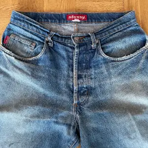 Vintage Stüssy jeans från 90 talet med galen distressing. Skön fading och straight fit <3