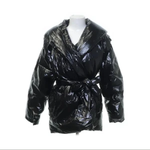 Vinterjacka - Svart vinterjacka perfekt för snygga tillfällen!