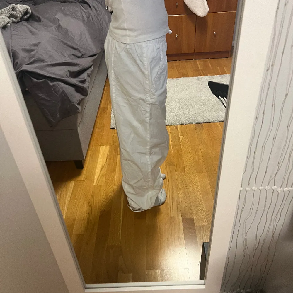 Supercoola vita oversized lowaist cargo byxor från Zara i strl XS men passar  upp till liten M. Säljs inte längre och är i bra skick då de bara använts 2 ggr. Har reglering både vid midjan och vid fötterna. Säljer eftersom det inte är min stil längre💓. Jeans & Byxor.