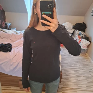 Tommy hilfiger tröja - Tunn stickad Tommy hilfiger tröja i stolek M men passar S💓