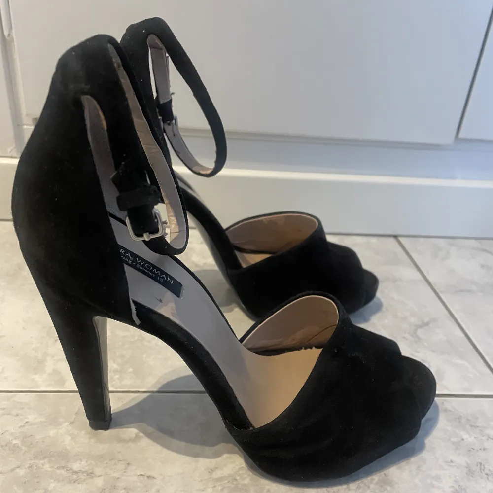 Svarta pumps från Zara Woman storlek 38. Mycket fint skick! . Skor.