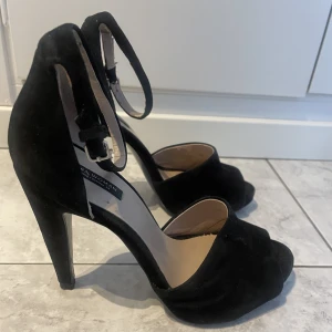 Svarta pumps - Svarta pumps från Zara Woman storlek 38. Mycket fint skick! 