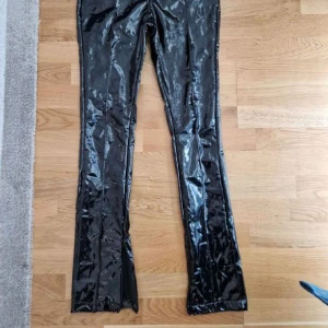 NA-KD utsvängda byxor med slits  - Bra skick,  storlek 32.