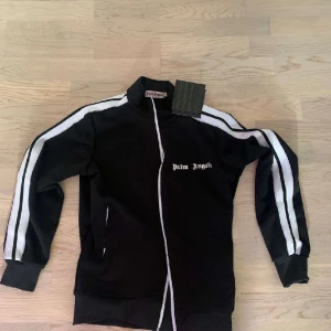 Palm angels track jacket - Säljer min nya Palm angels tröja som är storlek M men passar även S då den är stretchig(kvitto finns)