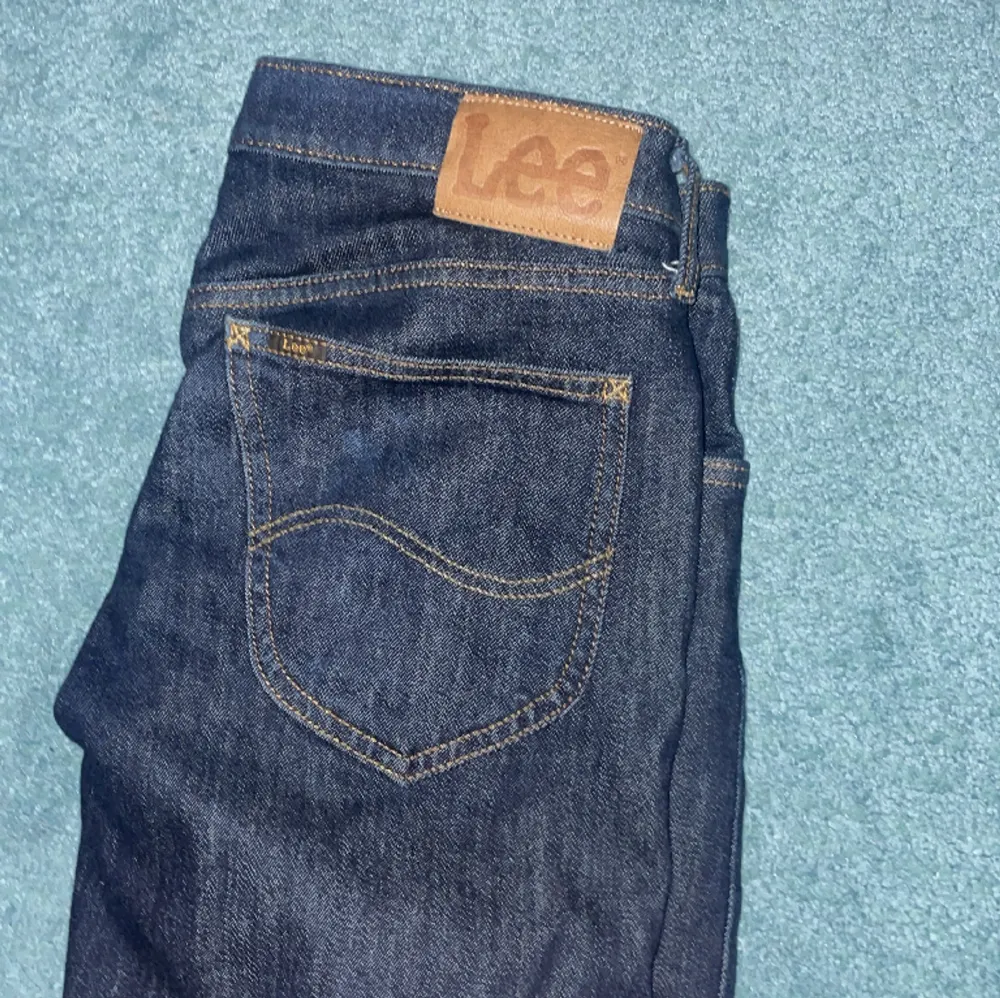 Lee jeans i 9/10 skick sjukt snygga men måste sälja av mig några jeans nu, skriv privat för mer bilder eller funderingar, priset är inte ristat i sten!;). Jeans & Byxor.