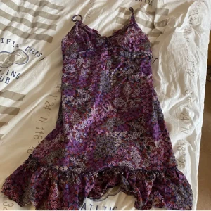 Klänning - Säljer denna supersöta klänningen från Tom tailor med blommigt mönster och knappar som framhäver kroppen supersnyggt!💐😍 kostar typ 700 kr ny men säljer för 80!! Passa på