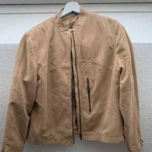Höst jacka  - Supersnygg och bekväm beige jacka i mocca liknande tyg. Har några enstaka fläckar. 
