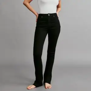 Flare jeans från Gina tricot, precis som nya aldrig använts. 82% bomull 16% polyester 2% elastan.  Nypris 500kr, slutsålda idag. Storlek 42.