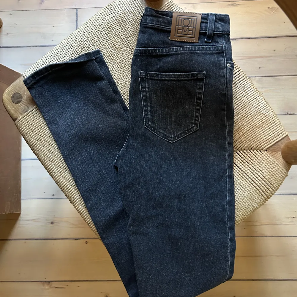 Modell ”Standard” raka gråsvarta med lite stretch, endast provade - som nya.. Jeans & Byxor.