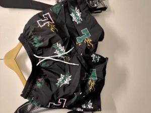 Lacoste streetwear  - Hej? Bilderna är kanska slarvig tagen. Skick är bättre var det ser ut på foton. Använder dem mesta av de är knappast används önska du mer bilder ,,det bara pm