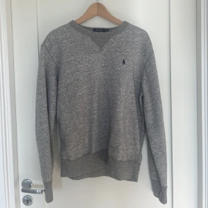 Tröja - Grå tjocktröja från Ralph Lauren i storlek M🩶