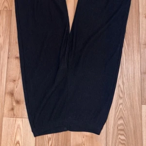 Ribbad byxor - Supersköna ribbad byxor, i bra skick dessutom🖤