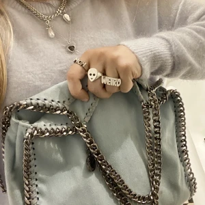 Stella McCartney väska - Ljusblå Stella McCartney falabella medium väska❤️Superfin och unik❤️Säljer åt min syster som inte får nån användning av den, nypris är 9000 och säljer för 4999❤️