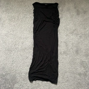 Lång svart kjol - Lång svart kjol från Ginatricot med scrunch på båda sidorna av höfterna. 