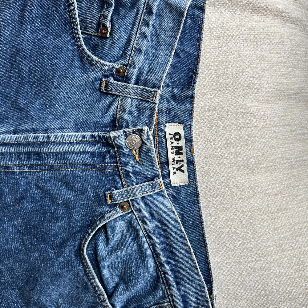 Ett par lite retro, supersnygga momjeans från Only i strl 30/30 i stilen ”Lucy”. Sitter perfeky på mig med storlek 36/38 i byxor. Jeans & Byxor.