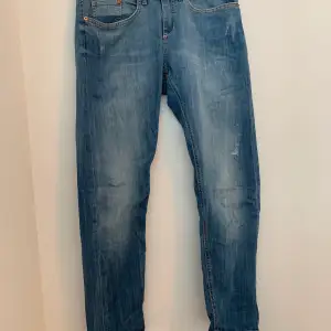 Sparsamt använda mellanblå boyfriend jeans från H&M i storlek, waist 27, lenght 30. Jeansen har en låg midja och ”tapered legs”. Jeansen är stora i midja.  Endast använda ett fåtal gånger.