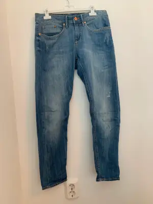 Sparsamt använda mellanblå boyfriend jeans från H&M i storlek, waist 27, lenght 30. Jeansen har en låg midja och ”tapered legs”. Jeansen är stora i midja.  Endast använda ett fåtal gånger.