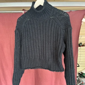 Stickad polotröja  - Croppad passform, slutar vid höfterna på mig som är 175. Passar även mig som har S vanligtvis 