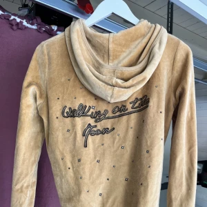 Zip-up hoodie - Så cool hoodie köpt second hand. Tryck på baksidan, i samma material som en juicy couture tröja. Färgen är mest lik den på bild 2&3