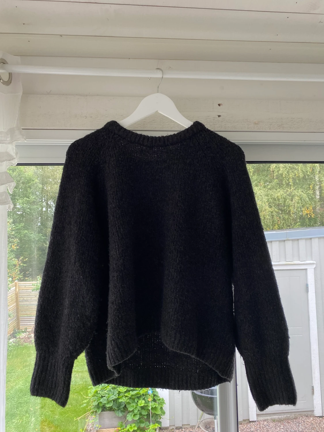 Svart stickad tröja