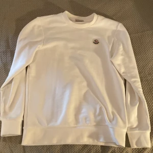 Moncler  - Säljer nu min moncler tröja då jag inte har någon användning av den. Knappt använd/bara vid speciella tillfällen som kalas och annat. Skick skulle jag säga 8/10 typ. Skriv vid frågor och annat 