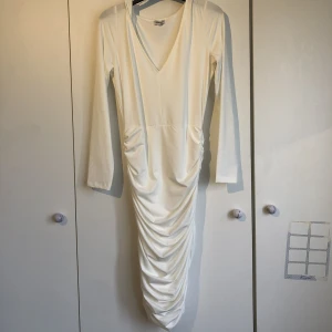 Vit klänning - Vit klänning från bubbleroom i storlek M. 