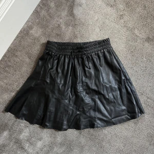 Zadig kjol - Detta är en superfin skinnkjol i mycket bra skick, inte använd på ungifär 2 år och har inga defekter. Den är supersöt svart med en liten volang och är perfekt till hösten . Den är köpt för ca 800kr, skriv för fler bilder ❤️❤️
