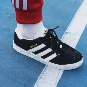 Adidas skor - Säljer nu dessa trendiga skor då de ej kommer till användning 🌻 använda ett fåtal gånger, kommer rengöras innan de skickas iväg, s. 38