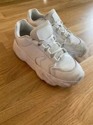 Vita sneakers  - Säljer dessa vita sneakers som inte används längre 