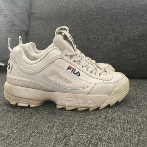 FILA disruptor strl 38 1/2 - Vita fila disruptor i strl 38 1/2 Behöver kanske en tvätt men annars bra skick