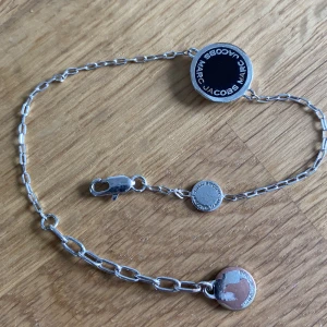 Marc Jacobs armband  - Silverarmband med svart märke. Tyvärr något avskavt i lilla märket/änden. (Se bild) 