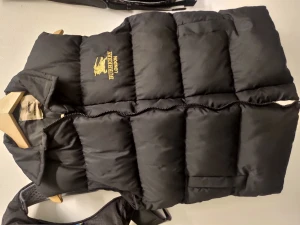 Burberry Väst  - Hej? Bilderna är kanska slarvig tagen. Skick är bättre var det ser ut på foton. Använder dem mesta av de är knappast används önska du mer bilder ,,det bara pm