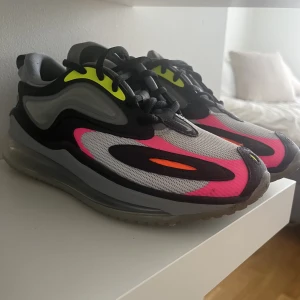 Nike sneakers - Hej! Jag säljer mina fina Nike skor eftersom dem har inte kommit till mycket till användning, priset kan diskuteras vid snabb affär!🥰