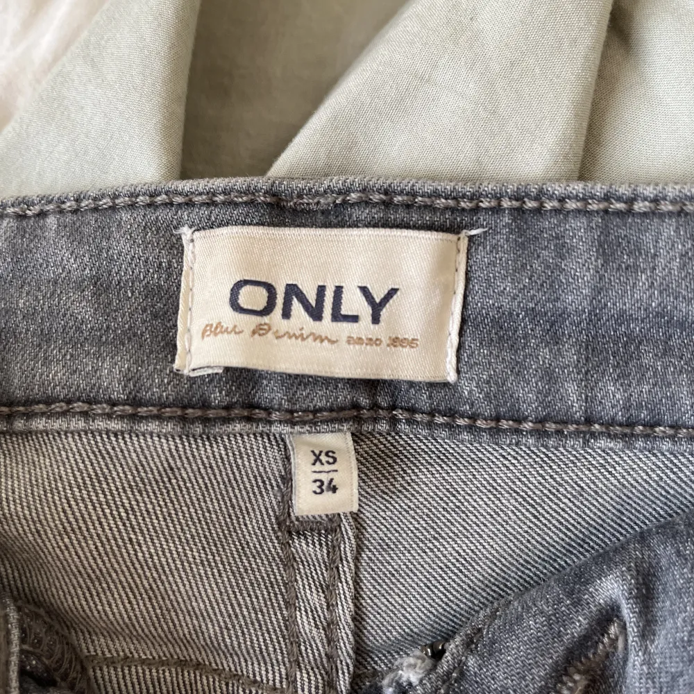 Säljer mina fina gråa jeans från only då dom inte används lika mycket🌸. Jeans & Byxor.