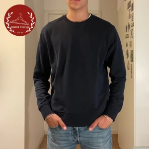 Arket tröja  - Just nu säljer vi en tröja från Arket i färgen mörkblå, skick 9/10 Vid frågor och funderingar hör av er!!!
