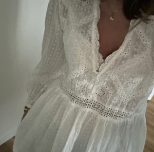 Vit klänning - Vit klänning med broderi från zara! Använd 1 gång på skolavslutning så är i nyskick! 