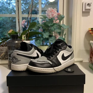Air Jordans 1 low (shadow toe) - Air jordans i skick 8/10  Storlek 42,5. Lite små i storleken    Vid snabb affär står jag för frakt!