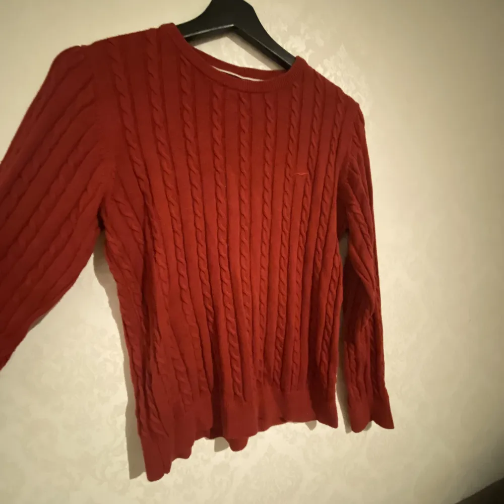 Jätte fin tröja som passar perfekt nu till vintern💗Färgen ser lite konstig ut på bilden men i verkligheten är det en jätte fin röd färg. Stickat.