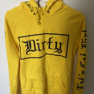 Gul hoodie - Köpt begagnat men aldrig använt 🩷