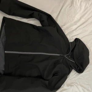 Everest Vind/regnjacka - Den är härlig mot vind och regn då inget kommer igenom den.