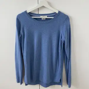 Fin blå tröja från Esprite. Det står att det är storlek M men den är liten i storleken så skulle snarare säga att det är S!